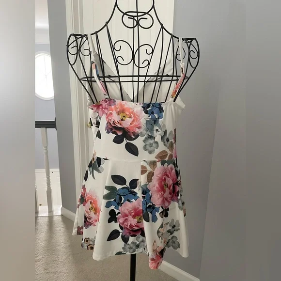 Floral Peplum Tank Top - Picture 4 of 5